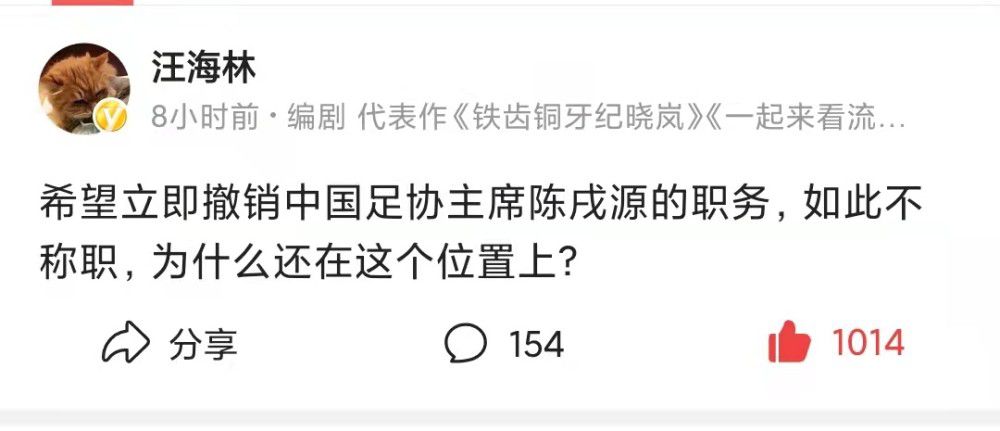 你可以看到曼城为什么会赢得三冠王的原因，因为球队中的每名球员都非常有天赋，埃德森甚至都有踢中场的能力。